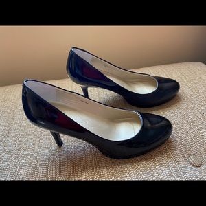 Tahari black pumps